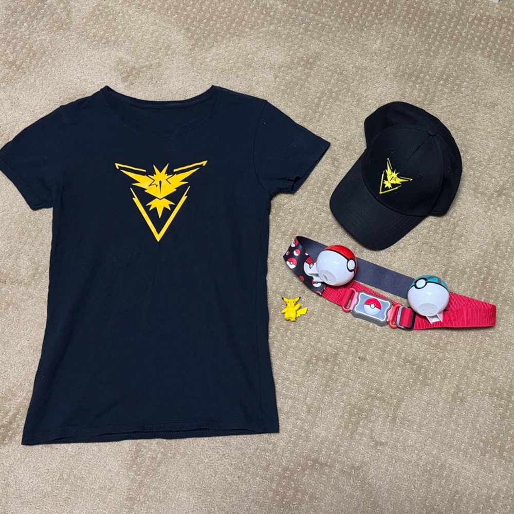 Pokémon Team Instinct T-Shirt, Cap and trainer belt with mini figure.